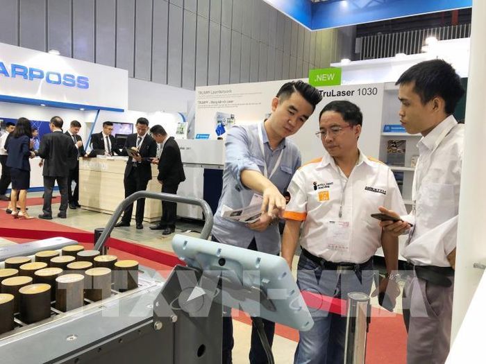 Các địa biểu tham quan các gian hàng tại triển lãm. Ảnh: Mỹ Phương - TTXVN