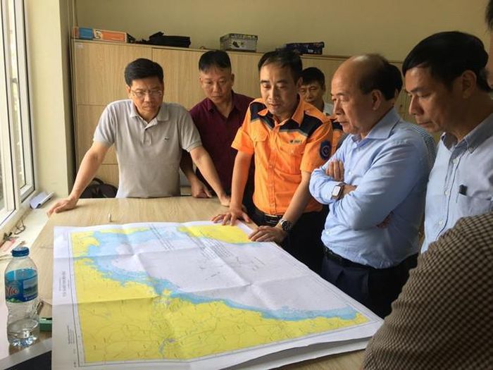 Thứ trưởng Bộ GTVT Nguyễn Văn Công chỉ đạo công tác tìm kiếm cứu nạn. Ảnh: L.C.