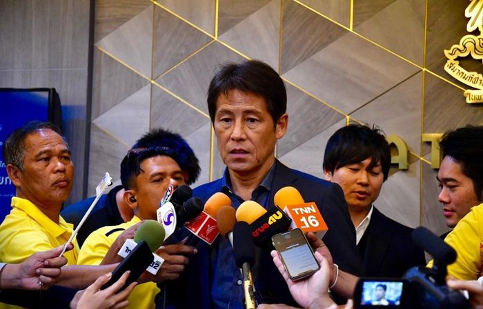 HLV Akira Nishino trả lời phỏng vấn báo chí Thái Lan.