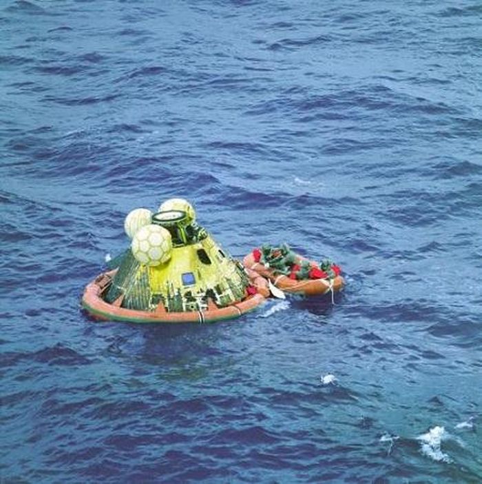  Khoang tàu chở các nhà du hành đáp xuống vùng biển cách Hawaii 812 hải lý về hướng Tây Nam ngày 24/7/1969. Cách đó 12 hải lý, tàu sân bay USS Hornet chờ sẵn để đón các phi hành gia 