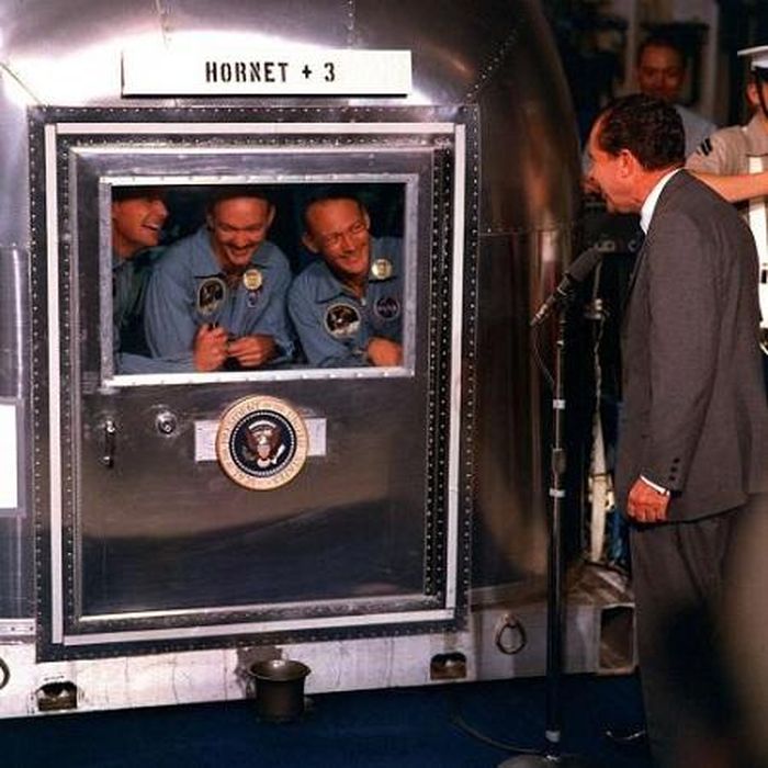  Tổng thống Richard M. Nixon chào đón các phi hành gia tàu Apollo 11 trên tàu USS Hornet 