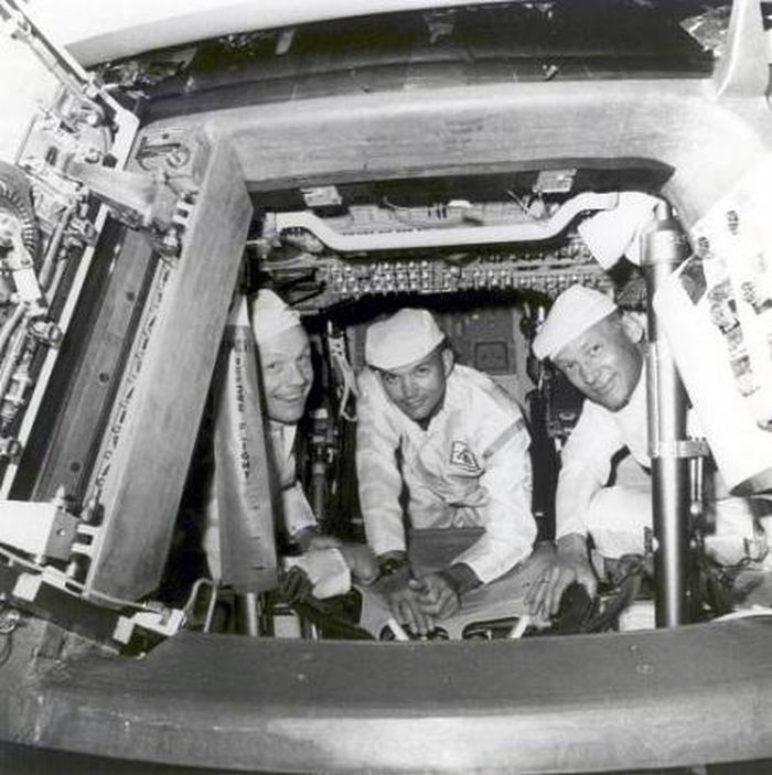  Armstrong, Collins và Aldrin kiểm tra khoang máy chức năng của các thiết bị tại Trung tâm vũ trụ Kennedy để chuẩn bị cho chuyến du hành 
