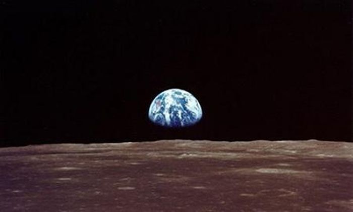 Bức ảnh "Trái đất mọc" được chụp từ Apollo 11 khi tàu hạ cánh lên bề mặt Mặt trăng 
