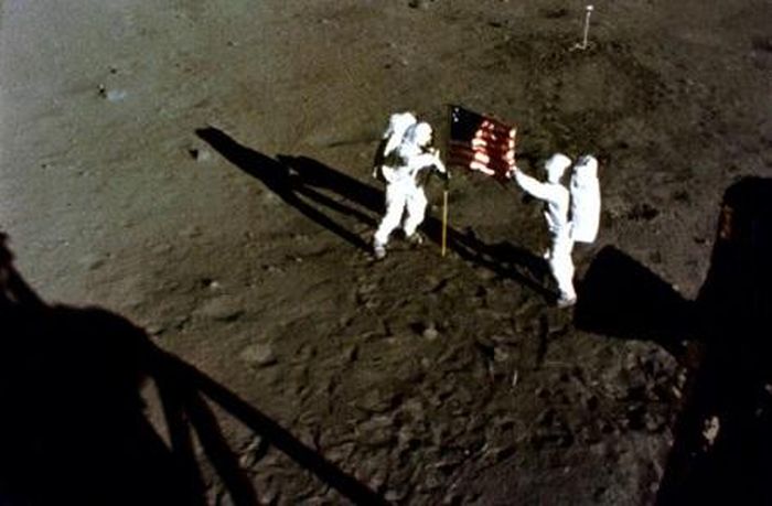  Amstrong và Aldrin cắm cờ Mỹ trên bề mặt Mặt trăng 