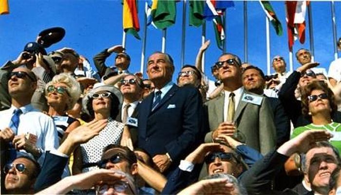 Phó Tổng thống Spiro Agnew và cựu Tổng thống Lyndon B. Johnson (C) chứng kiến vụ phóng tàu Apollo 11 từ Trung tâm Vũ trụ Kennedy ngày 16/7/1969 