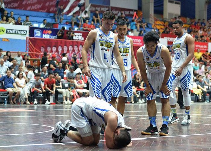 Trận đấu diễn ra với nhiều pha bóng quyết liệt. Michael Soy bị đau sau một pha va chạm nhưng anh vẫn kịp trở lại thi đấu để giúp Hochiminh City Wings có được thắng lợi ngay trên sân khách.