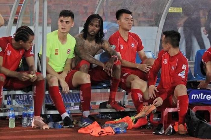 Nỗi buồn của các cầu thủ Hải Phòng. Ảnh: MINH HOÀNG