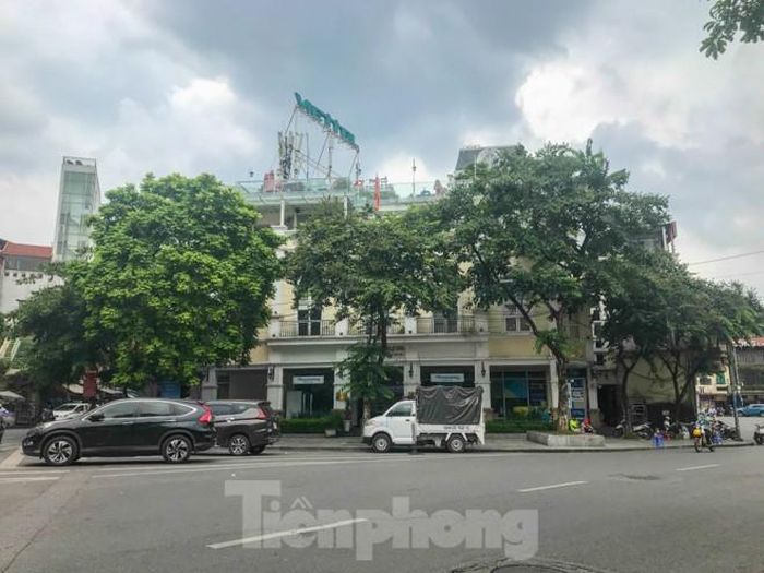 Mới đây, UBND TP Hà Nội yêu cầu quận Hoàn Kiếm chấm dứt việc sử dụng diện tích nhà, đất tại số 02 phố Lê Thái Tổ để liên doanh và thu hồi để quản lý, sử dụng theo quy định, đồng thời nộp toàn bộ số tiền thu được từ việc liên doanh, liên kết không đúng quy định (nếu có) vào ngân sách nhà nước.