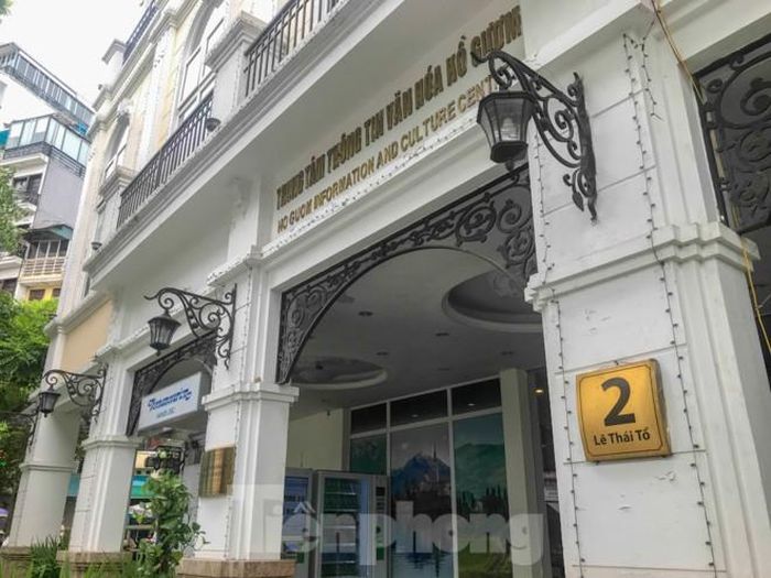 Trong thời gian chưa hoàn thiện xong các hồ sơ pháp lý có liên quan để giao cơ sở nhà, đất tại số 02 phố Lê Thái Tổ cho Ban quản lý khu vực Hồ Hoàn Kiếm trục tiếp quản lý, sử dụng, UBND quận Hoàn Kiếm không được sử dụng cơ sở nhà đất tại số 02 Lê Thái Tổ vào mục đích kinh doanh, cho thuê, liên doanh, liên kết theo quy định.