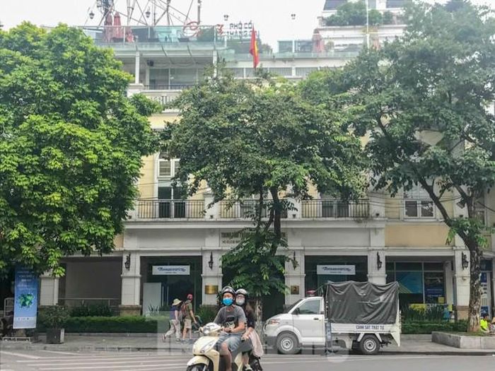 Trước đó, báo Tiền Phong số ra ngày 5/3 trong bài “Đất vàng công sở, hàng quán bủa vây” đã phản ánh tại Hà Nội, một số khu đất công và công sở thường có vị trí đắc địa đang được cho thuê tràn lan, lộn xộn và phản cảm, trong đó có Trung tâm thông tin văn hóa Hồ Gươm số 2 Lê Thái Tổ (Hoàn Kiếm). Tầng 1 trung tâm này đã được phòng vé máy bay của hãng hàng không thuê làm văn phòng giao dịch, bán vé. Sân thượng của Trung tâm mở một quán cà phê.