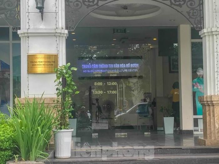 Một góc tầng 1 của khu đất 02 Lê Thái Tổ được sự dụng làm phòng bán vé máy bay.