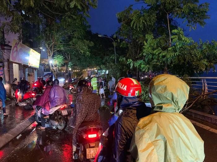  Vụ việc xảy ra khiến tuyến đường bị ùn tắc.