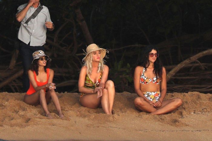 Katy Perry tự tin bên dàn mẫu sexy. Cô luôn thể hiện sự năng động, đầy sức sống cả trong công việc lẫn cuộc sống thường ngày.