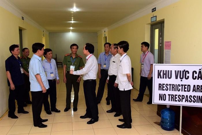 Bộ trưởng Phùng Xuân Nhạ trao đổi với Ban Chỉ đạo thi THPT quốc gia tỉnh Phú Thọ.