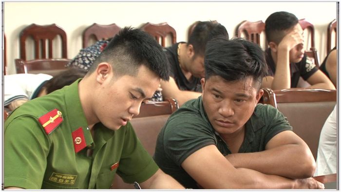 Công an đang lấy lời khai của các con bạc