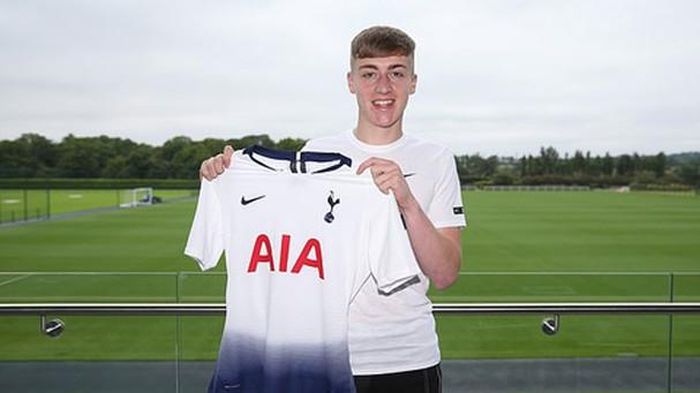 Clarke gia nhập Tottenham, nhưng được cho Leeds Utd mượn lại.