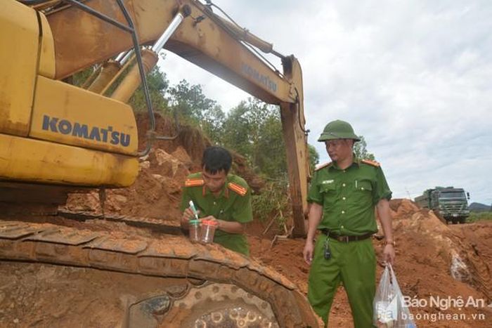 Lực lượng công an làm việc tại hiện trường. Ảnh: Minh Khôi