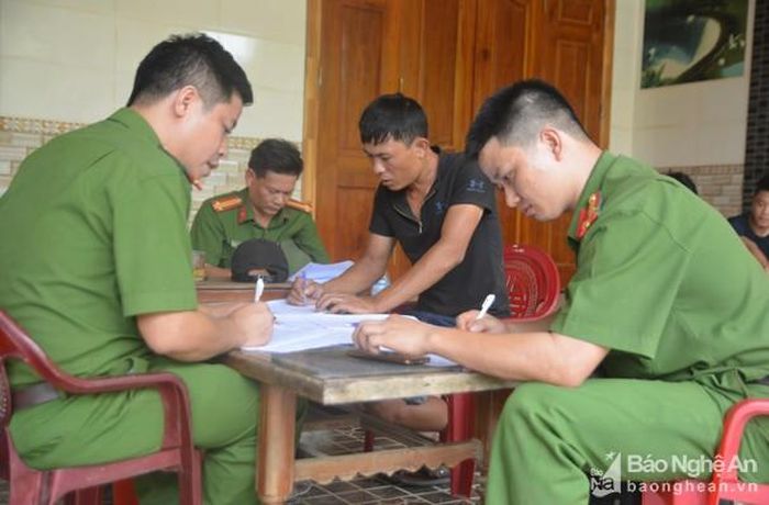 Lực lượng công an tiến hành lập biên bản, ghi lời khai đối với các đối tượng liên quan. Ảnh: Minh Khôi