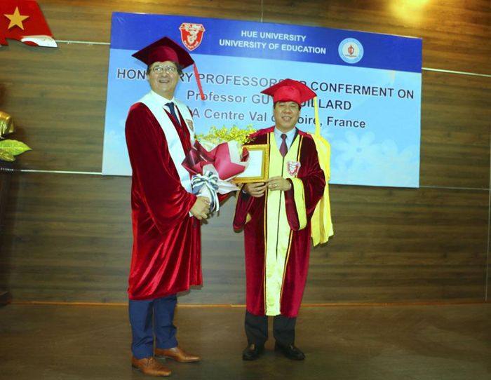 Lãnh đạo ĐH Huế trao danh hiệu Giáo sư danh dự cho GS Guy Feuillard.