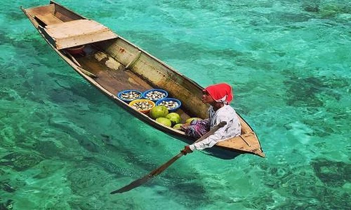 Nhiếp ảnh gia Johaidi Ismail ghi lại cảnh một người bán hàng trên thuyền ở đảo Mabul, Malaysia.
