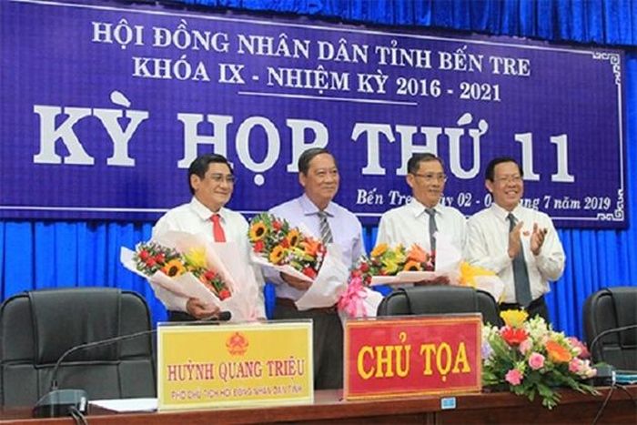 Ông Phan Văn Mãi - Phó Bí thư Tỉnh ủy tặng hoa những người nghỉ hưu. Ảnh: Bến Tre