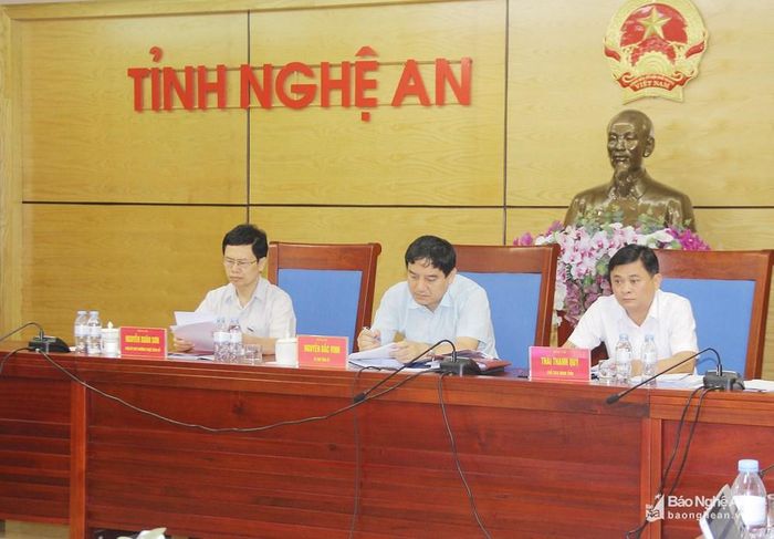 Chủ trì tại điểm cầu Nghệ An có các đồng chí Nguyễn Đắc Vinh - Ủy viên Ban Chấp hành Trung ương Đảng, Bí thư Tỉnh ủy, Trưởng đoàn đại biểu Quốc hội tỉnh; Nguyễn Xuân Sơn - Phó Bí thư Thường trực Tỉnh ủy, Chủ tịch HĐND tỉnh; Thái Thanh Quý - Ủy viên Dự khuyết Ban Chấp hành Trung ương Đảng, Phó Bí thư Tỉnh ủy, Chủ tịch UBND tỉnh.
