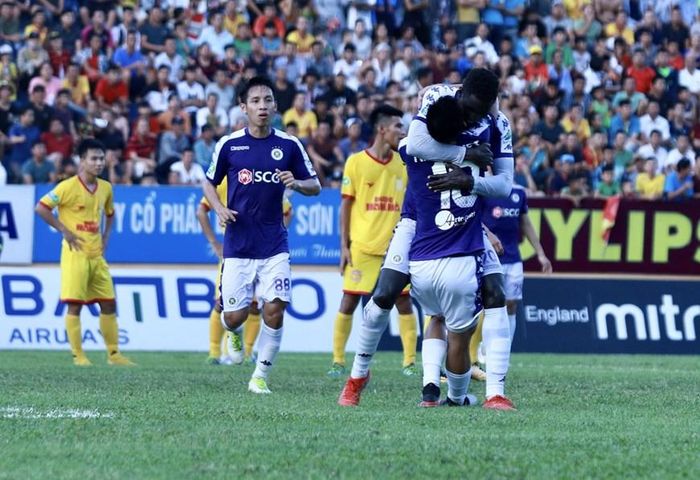 ...và ngay trước khi hiệp 1 khép lại, Pepe Omar dứt điểm ở tư thế trống trải giúp Hà Nội FC dẫn ngược 2-1. (Ảnh: Nguyên An/Vietam+)