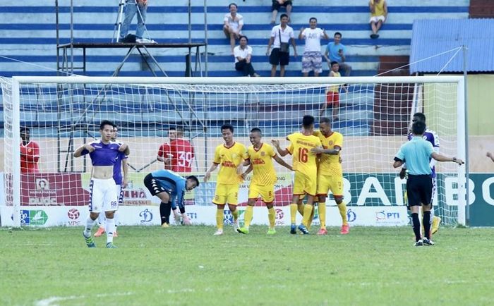 Phút 53, Nam Định triển khai tấn công mạch lạc và có được bàn gỡ hòa sau pha đánh đầu chuẩn của trung vệ Anh Quang, đưa tỷ số về vạch xuất phát. (Ảnh: Nguyên An/Vietam+)