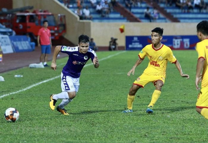 Sau đó, phút 63, Quang Hải lập công cho Hà Nội FC sau đường chuyền dọn cỗ đẹp mắt của Thành Lương, nâng tỷ số lên 4-2. (Ảnh: Nguyên An/Vietam+)