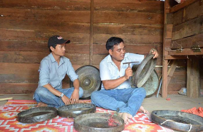Cồng chiêng đang từng bước được khôi phục trong các làng ở Kon Chiêng. Ảnh: Phương Linh
