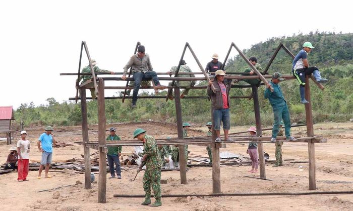 Di dời làng Hek. Ảnh: Nguyễn Tú