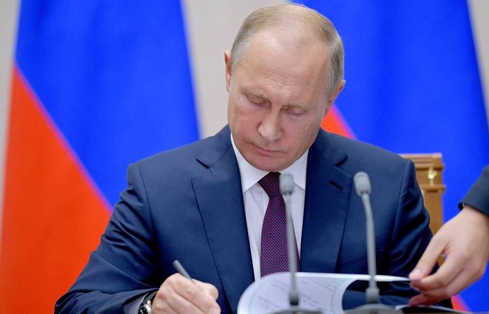 Ngày 3/7, Tổng thống Nga Vladimir Putin đã ký ban hành dự luật dừng Hiệp ước các lực lượng hạt nhân tầm trung (INF) với Mỹ từ thời Chiến tranh lạnh