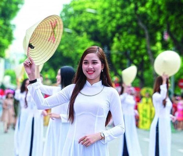Thiếu nữ Hà Nội thanh lịch
