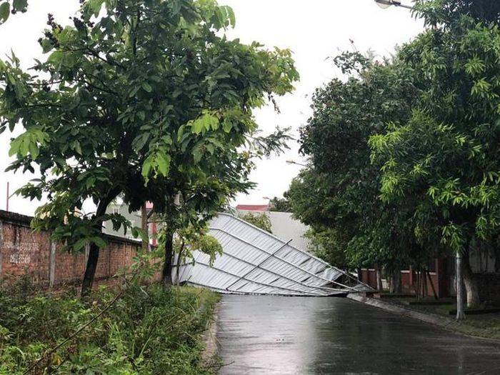 Nhiều mái xưởng bị tốc trong đêm qua. Ảnh: Ngọc Lan
