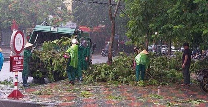 Lực lượng vệ sinh môi trường tiến hành dọn dẹp đường phố