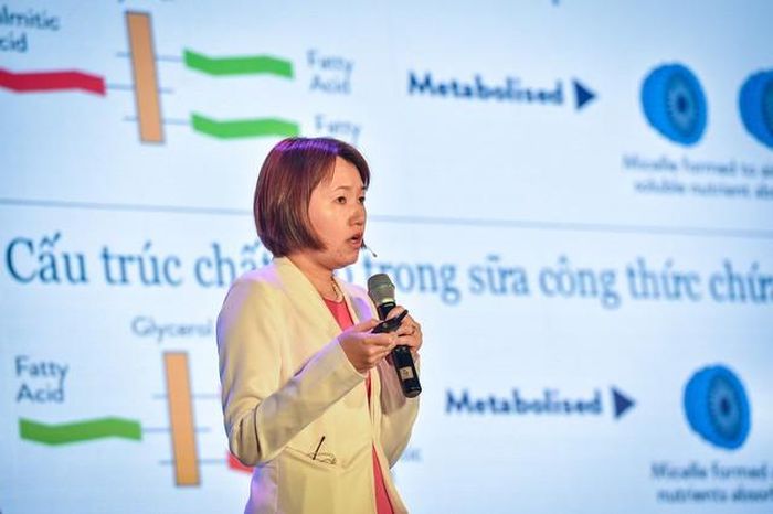 TS. Yen Ling Low đưa thông tin về hệ dưỡng chất TummiCare dễ hấp thu và nhẹ dịu cho dạ dày của bé