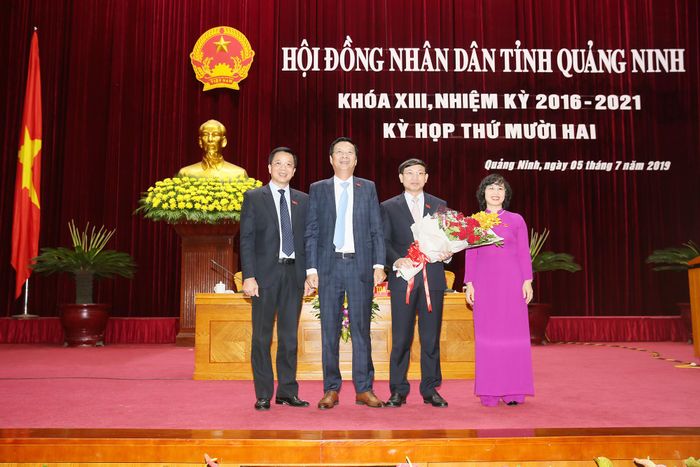 Lãnh đạo tỉnh Quảng Ninh chúc mừng đồng chí Nguyễn Xuân Ký.