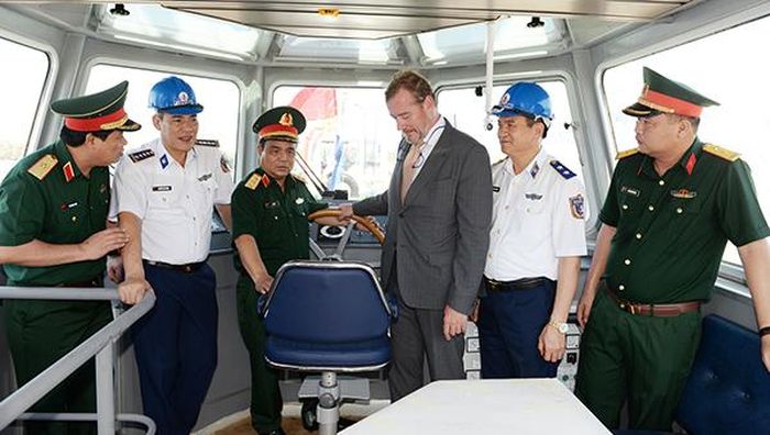 Thượng tướng Lê Chiêm cùng các đại biểu tham quan tàu.
