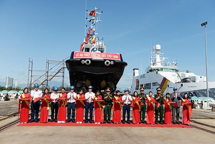 Các đại biểu cắt băng hạ thủy tàu.