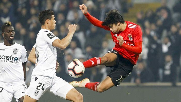 Joao Felix (phải) được đánh giá có kỹ thuật, tư duy chơi bóng không kém gì Ronaldo. Ảnh: Benfica.