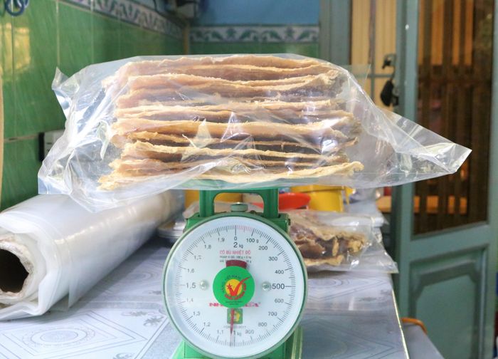 Khô cá sấu được đóng gói thành phẩm - Ảnh: Kim Hà.
