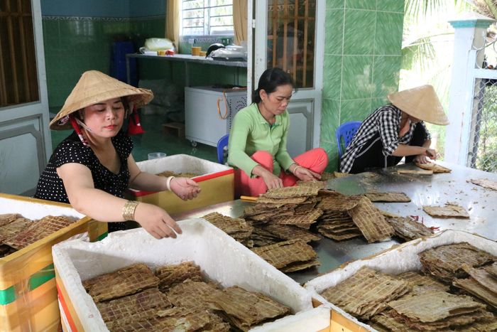 Sản phẩm khô "lạ" này có độ đạm rất cao, không cần tẩm ướp gia vị như những loại khô khác - Ảnh: Kim Hà.