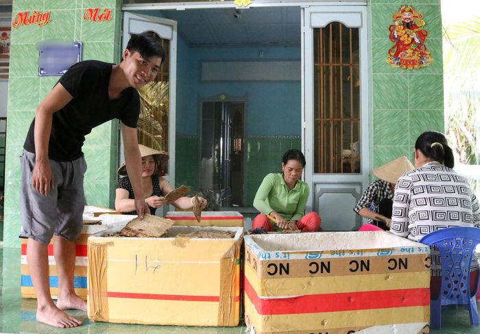 Anh Thiện kiểm tra những miếng khô trước khi đóng gói - Ảnh: Kim Hà.