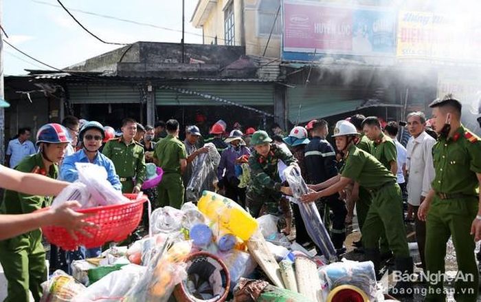 Việc di dời hàng hóa cho tiểu thương được lực lượng chức năng hỗ trợ, triển khai nhanh. Ảnh: Lâm Tùng
