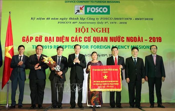 Ông Lê Thanh Liêm, Phó Chủ tịch Thường trực UBND Thành phố Hồ Chí Minh trao Cờ truyền thống của UBND Thành phố cho FOSCO.