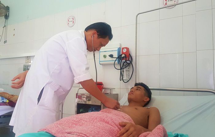 Bác sĩ Trương Vĩnh Quý kiểm tra sức khỏe bệnh nhân sau ca phẫu thuật