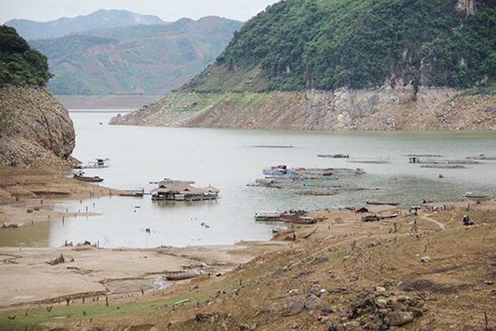 Hồ sông Đà khu vực bản Phiêng Xe, Bó Ban nước rút sâu hàng chục mét.