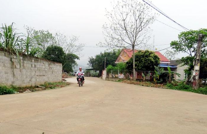 Trục đường chính xã Phúc Trìu dài 3,7km vừa được mở rộng từ 3-5m, giúp nhân dân đi lại, giao thương thuận lợi.