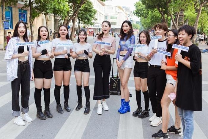 Á hậu Phương Nga kêu gọi các mọi người hưởng ứng cuộc thi. 
