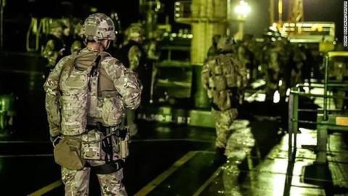 Lính Hải quân Hoàng gia Anh bố ráp tàu dầu - Ảnh: Reuters